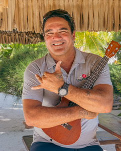 3X9A3214 a man holding a guitar