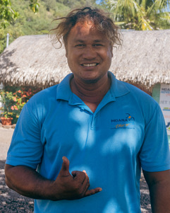 3X9A4017 a man in a blue shirt