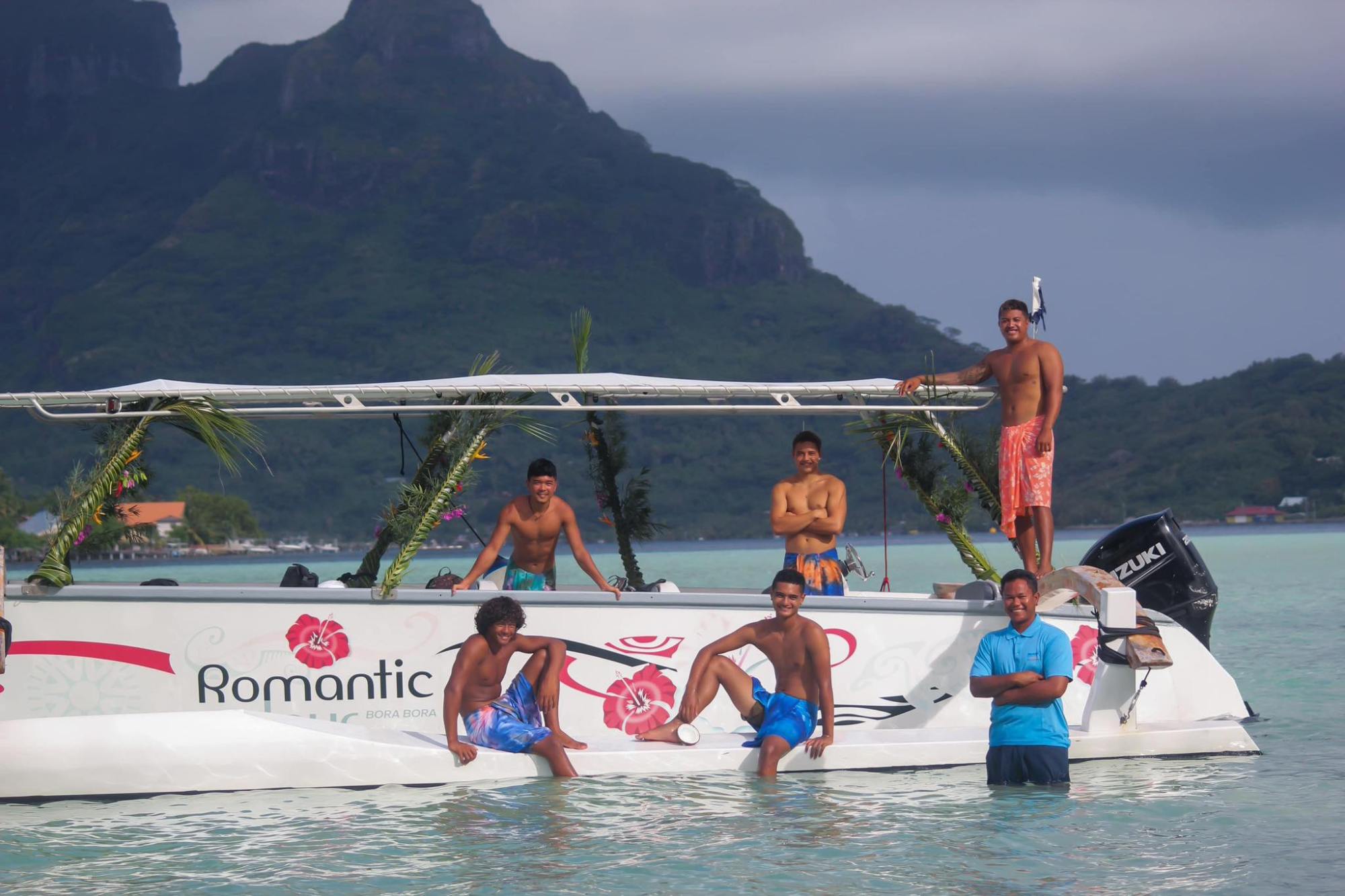 486762267_1068135668683779_2061864771904856756_n a group of people in a boat on a body of water